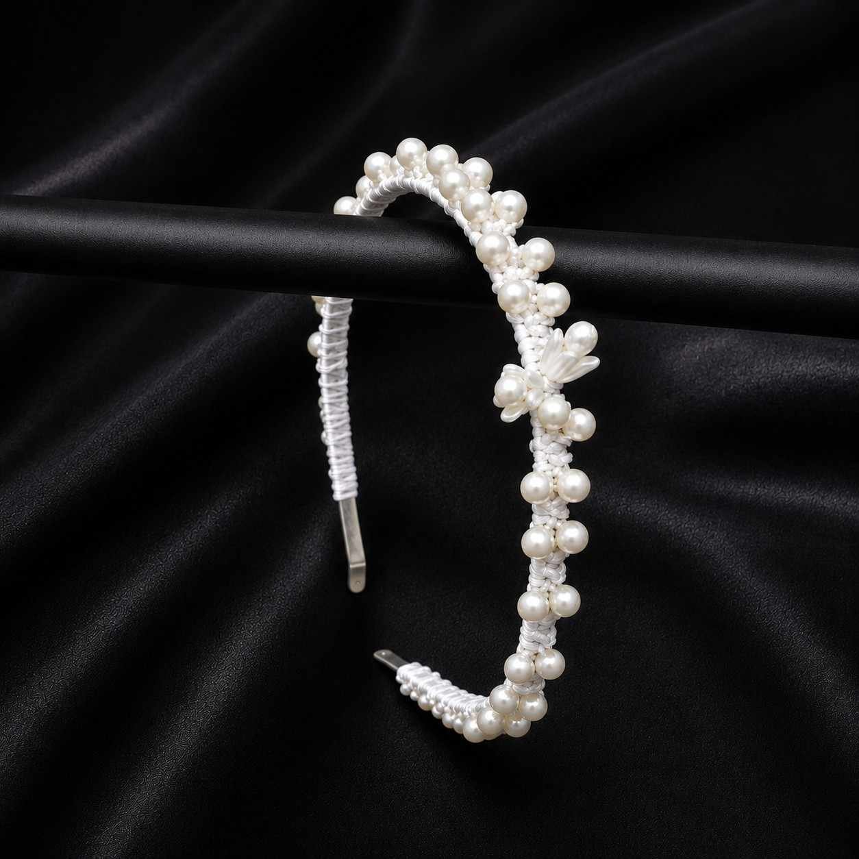 Decorative hair band with white pearls
