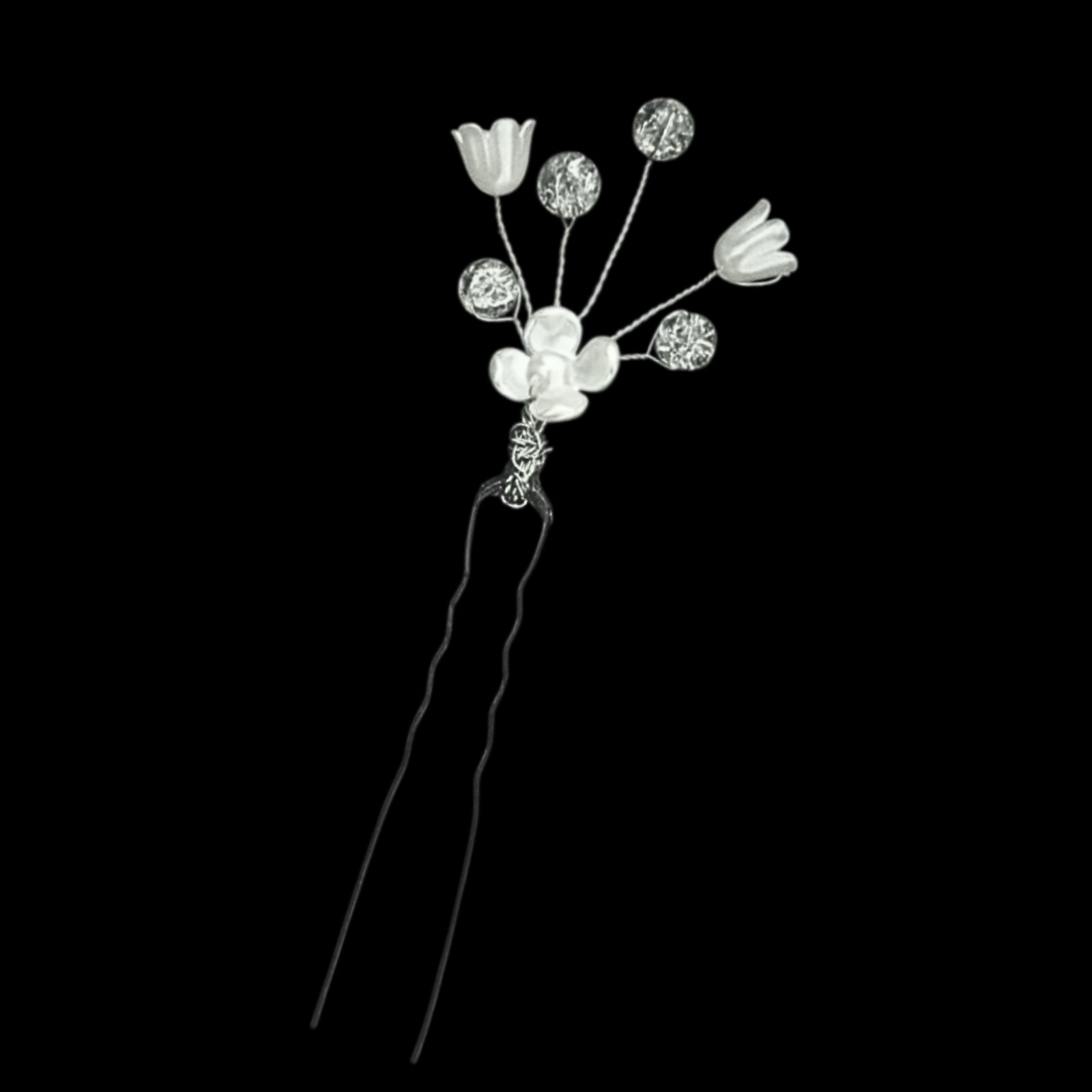 Charming white hair pins with flowers and pearls for weddings